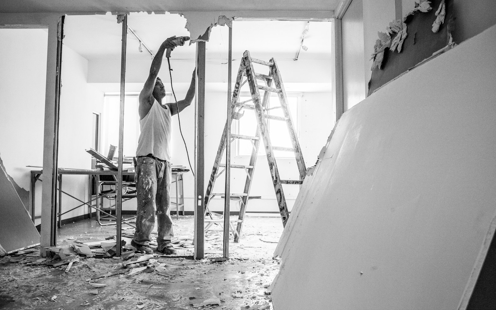 Vakman aan het werk bij een renovatie